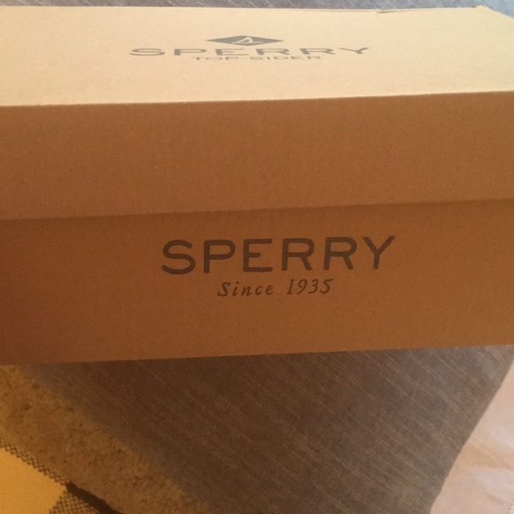 SALE! 🛍SPERRY BOY’S MID TOP SNEAKER 👟 - Picture 7 of 7